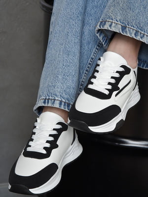 Кросівки чорно-білого кольору на шнурівці | 6577378