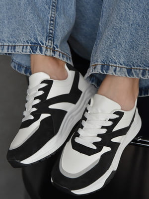 Кросівки чорно-білого кольору на шнурівці | 6577384