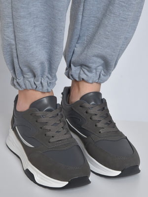 Кросівки темно-сірого кольору на шнурівці | 6577399