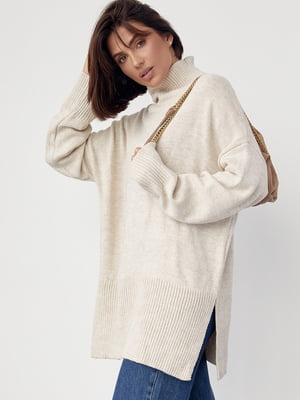 Вязаный бежевый свитер oversize с разрезами по бокам | 6584282