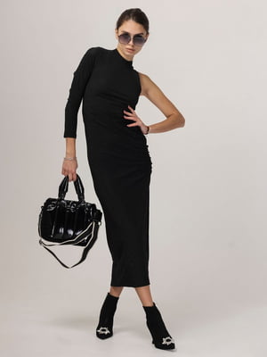 Черное платье на одное плечо с глубоким разрезом и драпировкой | 6584328