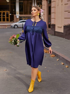 Синя сукня вільного силуету з квітковою вишивкою | 6584534