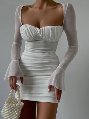 Сукня-міні молочного кольору з відкритим декольте | 6590516