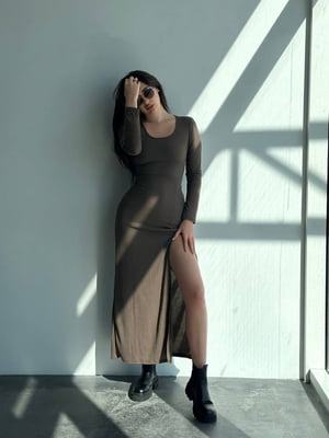 Сукня А-силуету кавового кольору в рубчик  з розрізом на стегні | 6590642