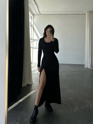 Чорна сукня А-силуету в рубчик  з розрізом на стегні | 6590643