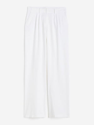 Штани вільного крою білого кольору із віскозно-лляної тканини зі складками спереду. | 6589914