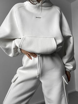 Білий костюм на флісі: худі та джогери з накладними кишенями | 6615351