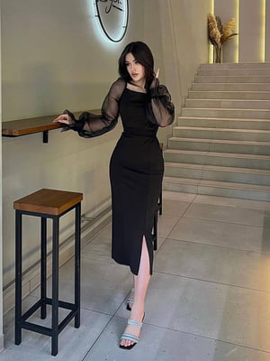 Вишукана сукня-футляр чорного кольору з об”ємними рукавами | 6615477