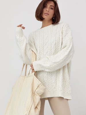 Вязаный свитер оверсайз кремового цвета с узорами из косичек | 6615907