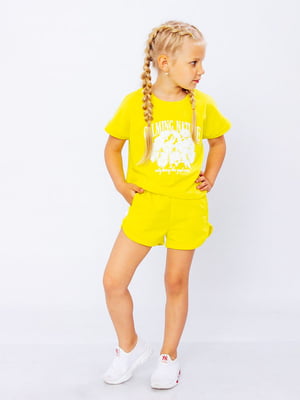 Комплект желтый с принтом: футболка и шорты | 6616403