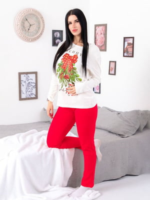 Пижама: белый лонгслив с принтом и красные брюки | 6616541