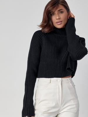 Короткий вязаный черный свитер в рубчик с рукавами-регланами | 6616625