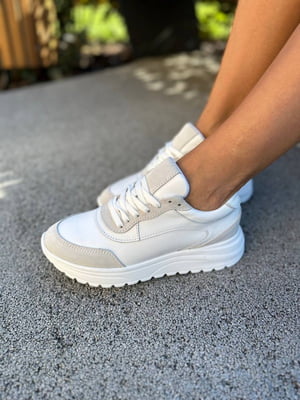 Комбинированные кроссовки бело-серого цвета | 6616708