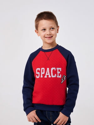 Джемпер красно-синего цвета, декорированный  стильной наклейкой ``Space`` | 6618678