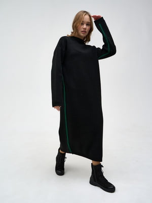 Вязаное черное платье с зелеными декоративными полосками | 6627847