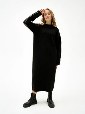 Вязаное черное платье с декоративными полосками | 6627848