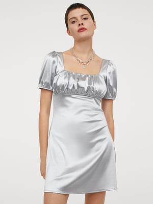 Атласное серое платье с драпированным лифом | 6631758