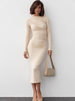 Силуетна сукня кремового кольору з драпіруванням | 6632194