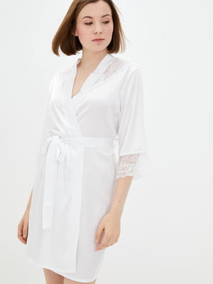 Халат білого кольору, декорований тонким французьким мереживом | 6630262