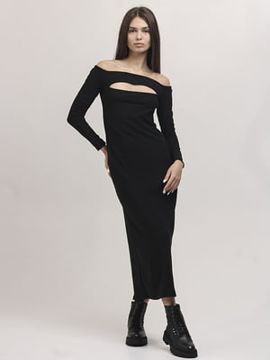 Черное платье с открытыми плечами и пикантным вырезом на груди | 6652865