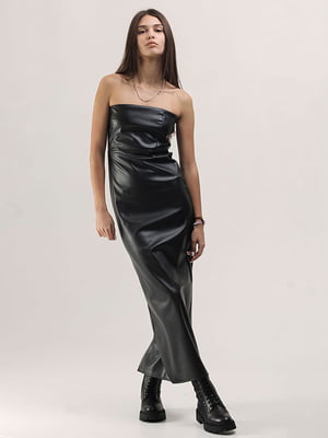 Приталена чорна сукня з тканини "під шкіру" | 6652870