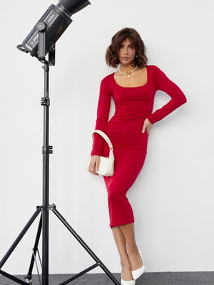 Приталена червона сукня-міді з квадратною горловиною | 6653626