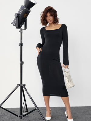 Приталена чорна сукня-міді з квадратною горловиною | 6653627