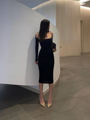 Лаконічна чорна сукня з відкритими плечима  | 6657967