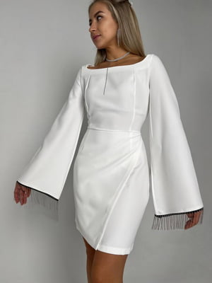 Молочна сукня з розкльошеними рукавами, оздобленими бахромою | 6657976