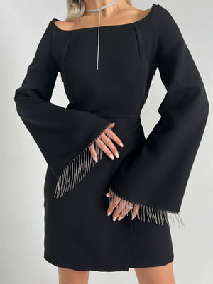 Чорна сукня з розкльошеними рукавами, оздобленими бахромою | 6657977