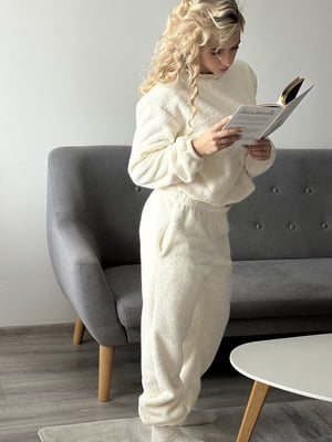 Белая плюшевая пижама: штаны с карманами и джемпер | 6658502
