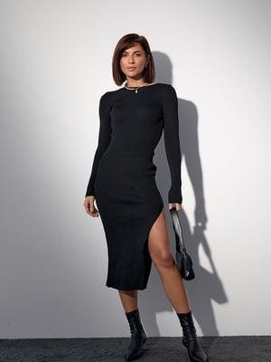 Силуетна чорна сукня в рубчик з розрізом | 6663971