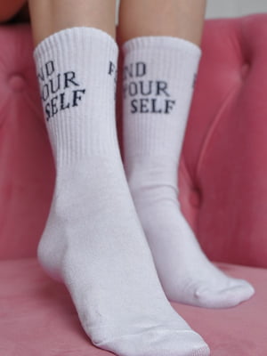Шкарпетки високі білого кольору з написом | 6685724