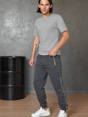 Спортивные штаны серого цвета с полосками по бокам | 6686773