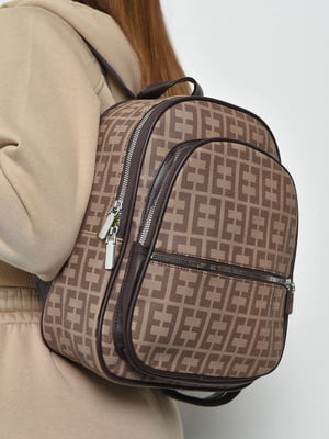 Рюкзак коричневого кольору з принтом | 6688494