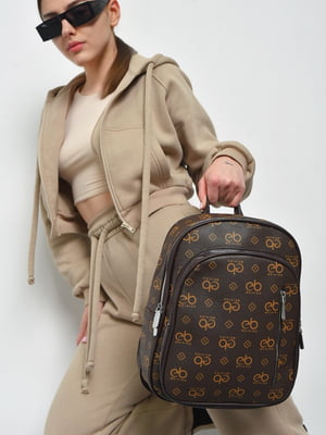 Рюкзак коричневого кольору з принтом | 6688497