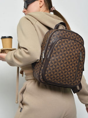 Рюкзак коричневого кольору з геометричним принтом | 6688499