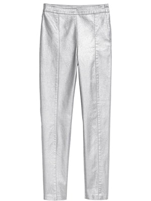 Зауженные брюки серебристого цвета со строчкой спереди | 6697277