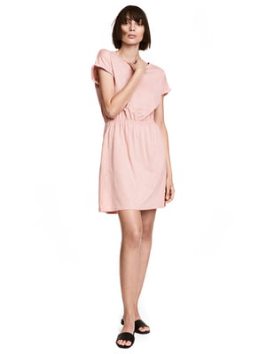 Трикотажное светло-розовое платье с резинкой на талии | 6697283