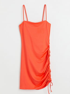 Коротка атласна сукня червоного кольору з драпіруванням | 6697348