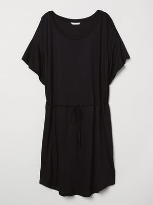 Короткое черное платье с заниженной линией плеча | 6697385