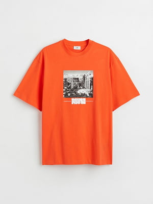 Оранжевая хлопковая футболка свободного кроя с принтом | 6697397