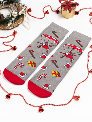Шкарпетки чоловічі махрові сірого кольору з принтом "Санта і трубка" | 6697909