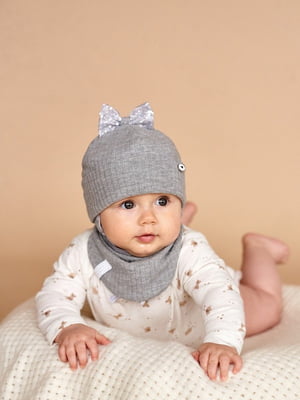 Сірий комплект: шапка з бантиком і шарф-хомут | 6701456