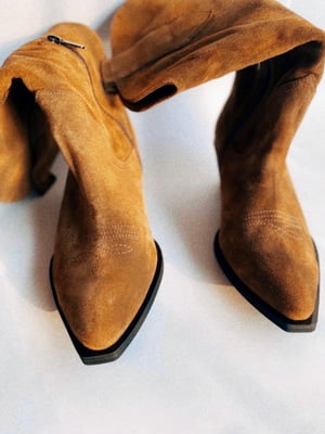 Високі замшеві чоботи-козаки коричневого кольору | 6703011