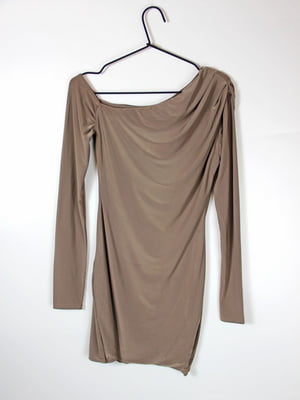 Облягаюча коричнева сукня з драпіровкою та асиметричним вирізом горловини | 6698934