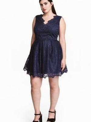 Мереживна сукня синього кольору зі складками на спідниці | 6699260