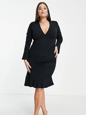 Облегающее черное платье с глубоким декольте и оборкой на подоле | 6699273
