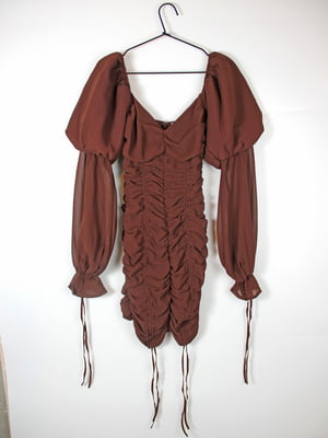 Драпірована коричнева сукня з об’ємними рукавами та кулісами | 6699296