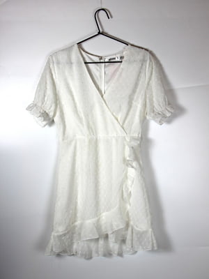 Сукня-міні А-силуету біла “на запах”, прикрашена оборкою | 6699472